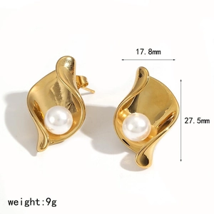 Détails des boucles d'oreilles perles dorées 18 carats, dimensions de 17,8 x 27,5 mm