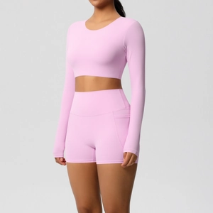 Detail van roze yogaset met high waist short met zijzak en top met lange mouwen