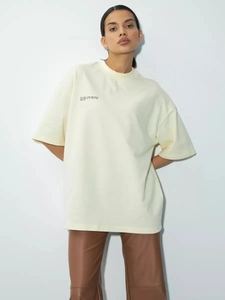 Oversized t-shirt από οργανικό βαμβάκι σε κρεμ χρώμα με τύπωμα και δερμάτινο παντελόνι