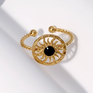 Bague soleil dorée réglable avec pierre noire centrale et anneau en forme de tresse