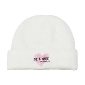 Detalle del gorro de punto blanco con bordado de corazón rosa y texto BE LOVED