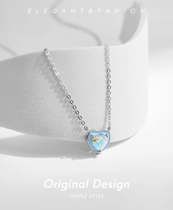 Detail der S925 Sterlingsilber Herzkette mit blauem Emaille und Opal-Effekt Stein