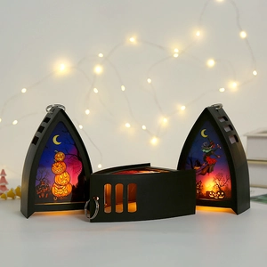 Primo piano di lanterne LED di Halloween con disegni di zucca e strega, luce calda