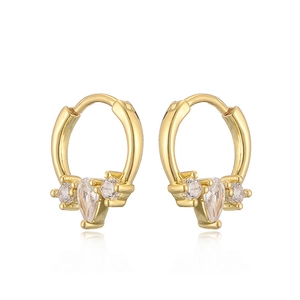 Dettaglio di orecchini a cerchio in oro 18K con zirconia a pera e pietre rotonde