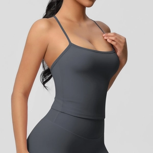 Dettaglio del top da yoga grigio scuro senza cuciture con spalline sottili e supporto