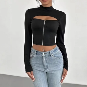 Vue détaillée d'un crop top noir à col montant avec découpe et fermeture éclair argentée