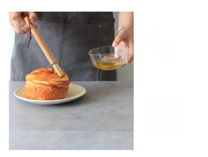 Détail du pinceau à pâtisserie en hêtre avec poils naturels denses et lanière en cuir