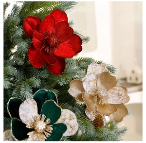 Gros plan de fleurs de Noël en velours avec paillettes sur sapin pour décor de fête