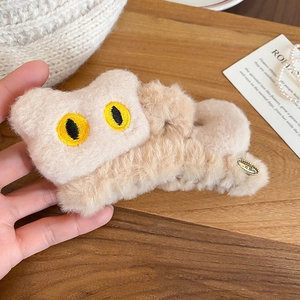 Gros plan détaillé d'une pince à cheveux chat en fausse fourrure peluche beige
