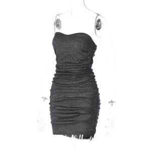 Détail de mini robe moulante noire scintillante avec design drapé et décolleté sans bretelles
