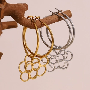 Boucles d'oreilles créoles en acier doré 18K avec pendentifs fleurs évidées chic