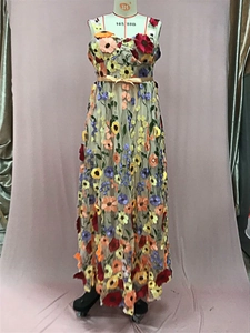 Détail de la broderie florale 3D et ceinture à nœud sur une robe en tulle sans manches