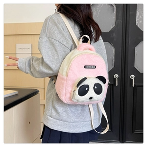 Primer plano de la mochila de panda de peluche para niños con textura suave rosa y blanca