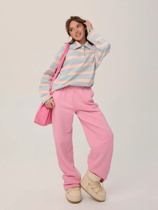 Détail du pantalon de jogging rose à cordon avec polo rayé et bottes de neige beige