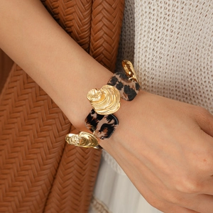Detail of vintage leopard print resin and golden shell texture link bracelet for women