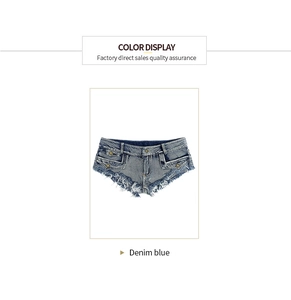 Dettaglio ravvicinato di pantaloncini di jeans blu con bordi sfrangiati e bottoni in metallo