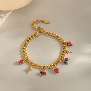 Bracciale con ciondolo a fragola in acciaio inossidabile dorato su base di marmo