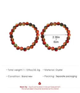 Detail van de 6 cm binnendiameter van de rood-groene kristallen kralenarmband met strepen