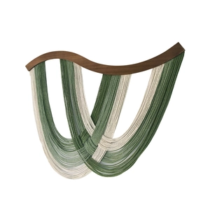 Décoration murale bohème en macramé avec poutre en bois courbé et glands en coton bicolore