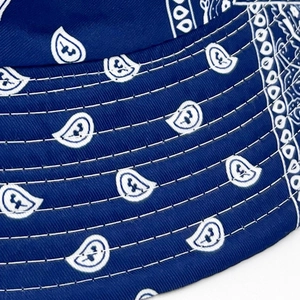 Bob bleu marine à motif paisley avec coutures blanches contrastées sur le bord