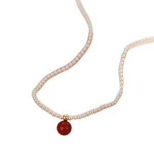 Collier de perles vintage français avec pendentif gemme rouge foncé et touche dorée