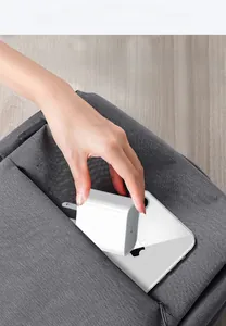 Detailansicht eines kompakten 20W PD USB-C Schnellladegeräts, das in einen Rucksack passt.