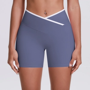 Détail du short de yoga taille haute avec ceinture croisée en V et bords contrastés