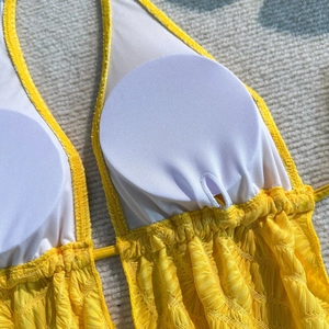 Details des gelben Bikini-Oberteils mit Strukturstoff und herausnehmbaren Polstern