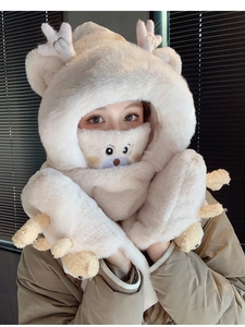 Gros plan détaillé de la capuche en peluche beige avec oreilles d'ours et bois de cerf