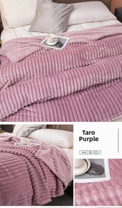 Dettaglio macro della spessa coperta di flanella viola taro con trama in velluto a coste