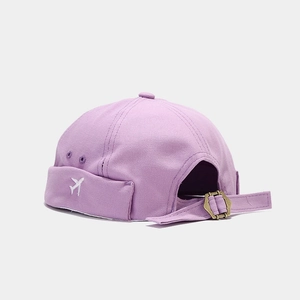 Détail du bonnet Miki violet avec broderie d'avion et boucle de réglage en laiton