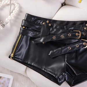 Detail der schwarzen PU-Ledershorts mit Reißverschluss, Ösen und Riemenverzierung