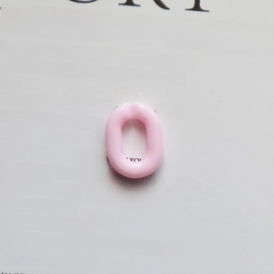 Vue macro d'un maillon de chaîne en acrylique rose pour bijoux DIY et accessoires
