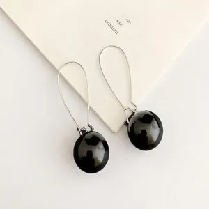 Elegante lange Silberhaken-Ohrringe mit glänzenden schwarzen Perlen für Damenmode