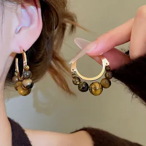 Boucles d'oreilles créoles rétro avec perles œil de tigre et finition dorée pour femme
