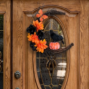 Couronne de lune d'Halloween avec fleurs oranges, corbeau noir et citrouille sur porte