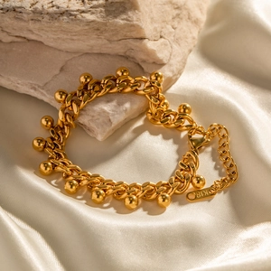 Détail du bracelet gourmette en acier inoxydable doré 18 carats avec perles et gravure K18 Italy