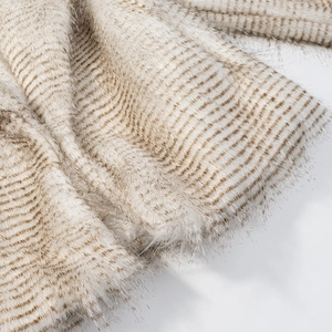 Kurze Kunstpelzjacke für Damen mit stylischen beige-braunen Streifen und weicher Textur
