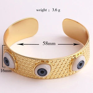 Détail du bracelet œil maléfique doré de 16mm avec une texture de surface en nid d'abeille