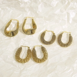 Boucles d'oreilles créoles torsadées dorées en acier inoxydable plaqué or 18 carats