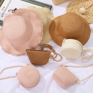 Set coordinato cappello da sole in paglia intrecciata e mini borsa a tracolla