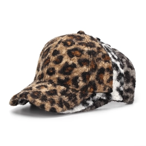 Nahaufnahme von Leopard-Print Baseball-Caps mit weicher Kunstfell-Textur für den Winter