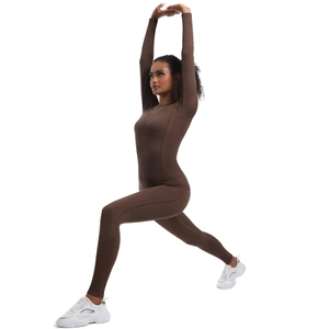Set yoga marrone senza cuciture che mostra elasticità e dettagli della compressione a vita alta