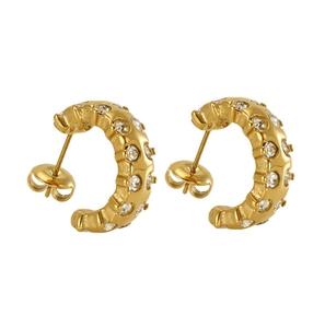 Vue détaillée des boucles d'oreilles dorées en forme de C serties de cristaux
