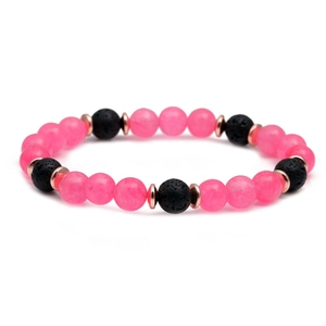 Dettaglio del bracciale con occhio di gatto rosa e pietra vulcanica nera con distanziatori