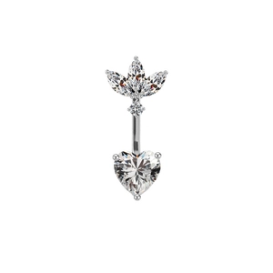 Gros plan du piercing de nombril en argent avec zircon coeur et design de feuille