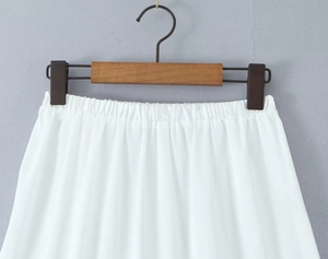 Detail van witte rok met elastische tailleband, ruches en geplooide stof van kwaliteit