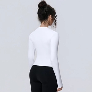 Vue de dos du haut de yoga blanc à manches longues en tissu élastique et respirant