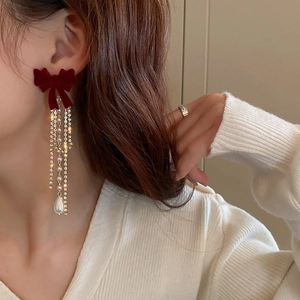 Detailansicht eleganter roter Samtbogenschleifen mit Strass-Quasten und Perlenbesatz