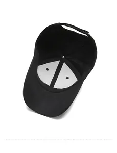 Vista interna del cappello nero con supporto bianco e dettagli dei fori traspiranti